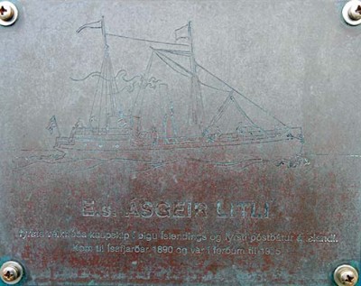 The bronze plaque attached to the supporting frame