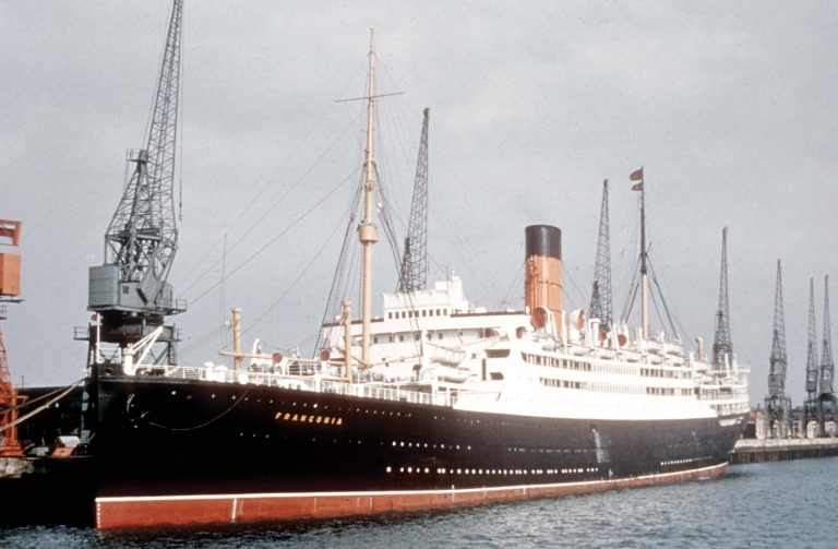 Photo Gallery of Yesterday Cunard Liners at Southampton Shipping